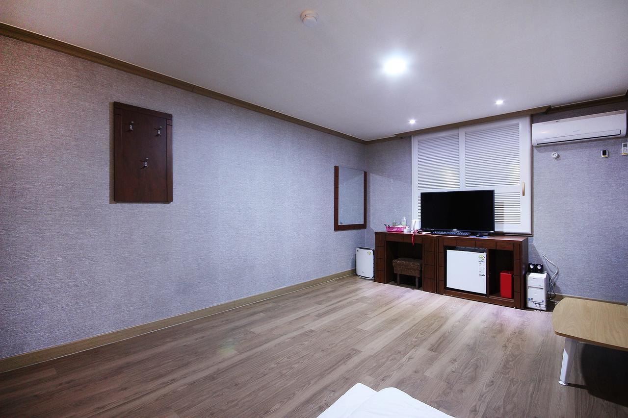 Happy Q Motel Andong Exterior foto
